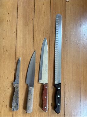 4 Vintage wooden handle knives in very good condition, sharp!